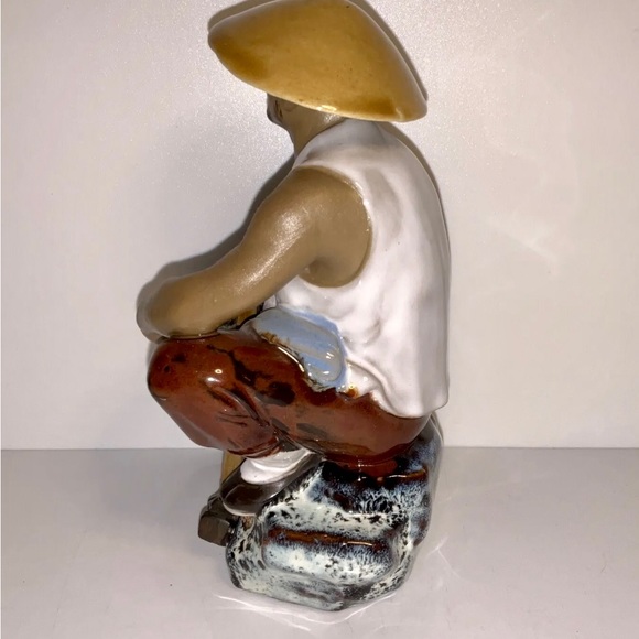 Vintage Man Wearing Hat, Seated With Hammer Glazed Mudware Figurine - Picture 9 of 12
